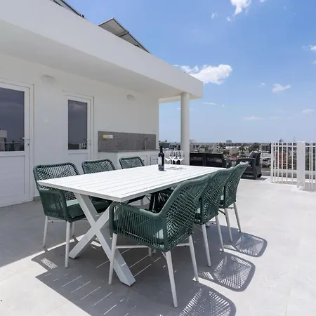 2br With Roof Apartmán